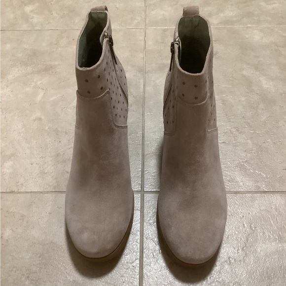 Sorel Joan Uptown Stud Booties, Size 9 - Picture 6 of 8